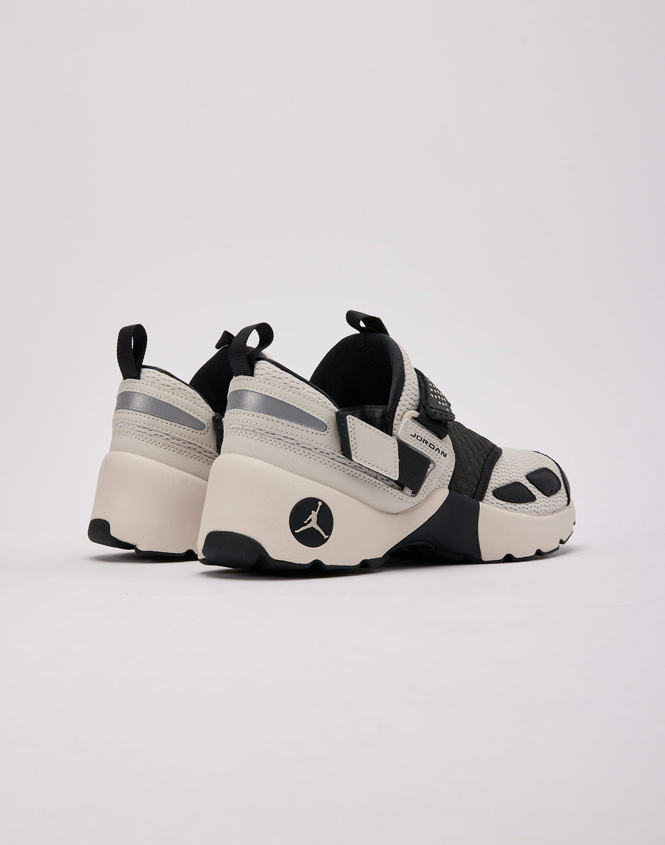 white jordan trunner