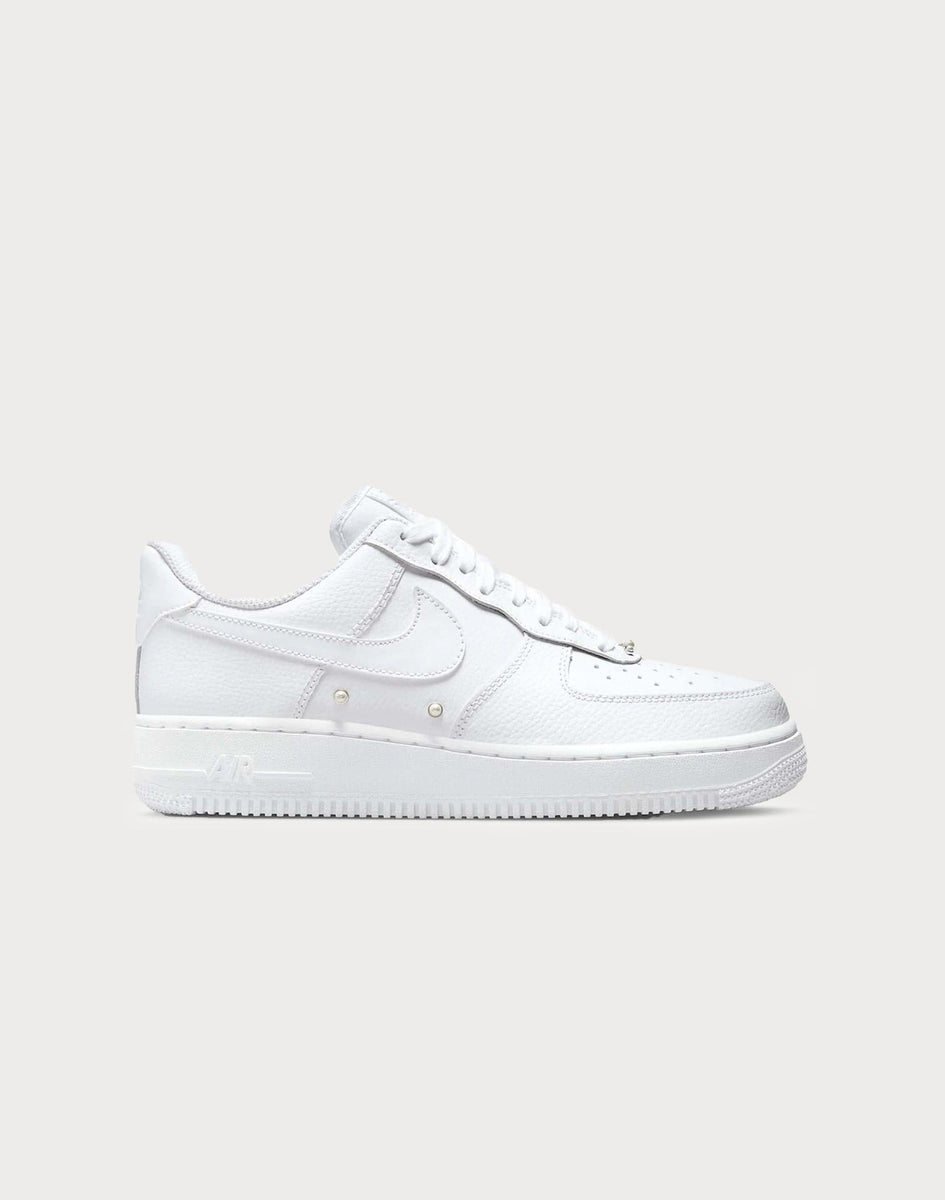 SIZE 9 WOMEN'S NIKE AIR FORCE 1 07 SE PEARLS WHITE SNEAKERS DQ0231-100