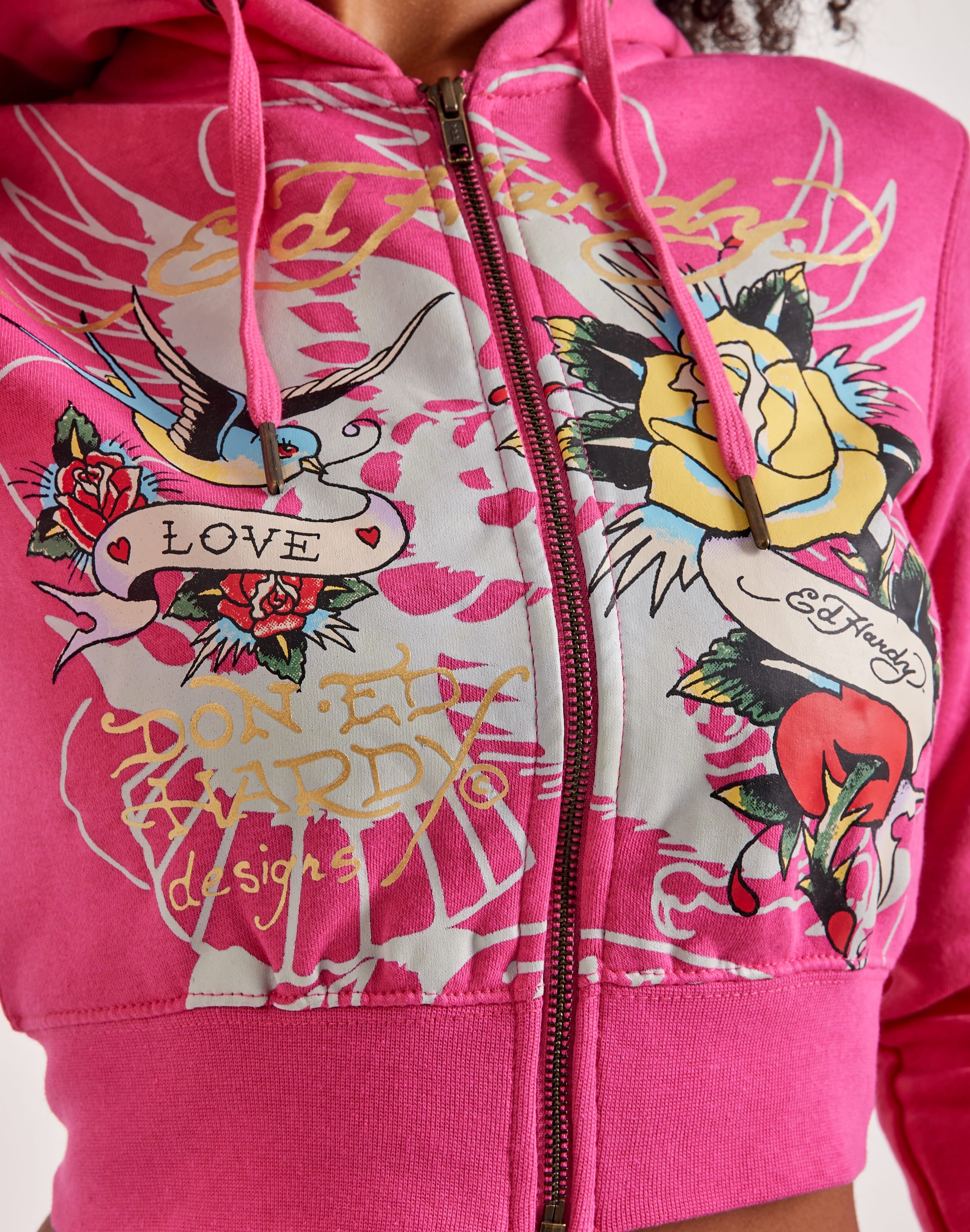 Pink ed hardy set size xs does have a minor blue Pink ed hardy set size xs does have a minor blue
