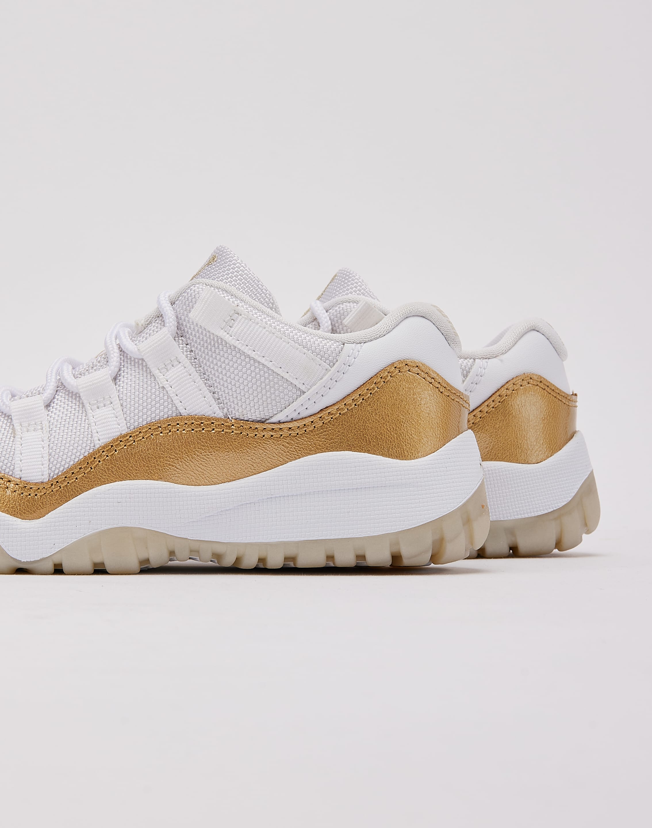 Nike Air Jordan 11 Retro Low ホワイト/ゴールド Air Jordan 11 Retro Low 'White & Metallic Gold' Release Date. Nike