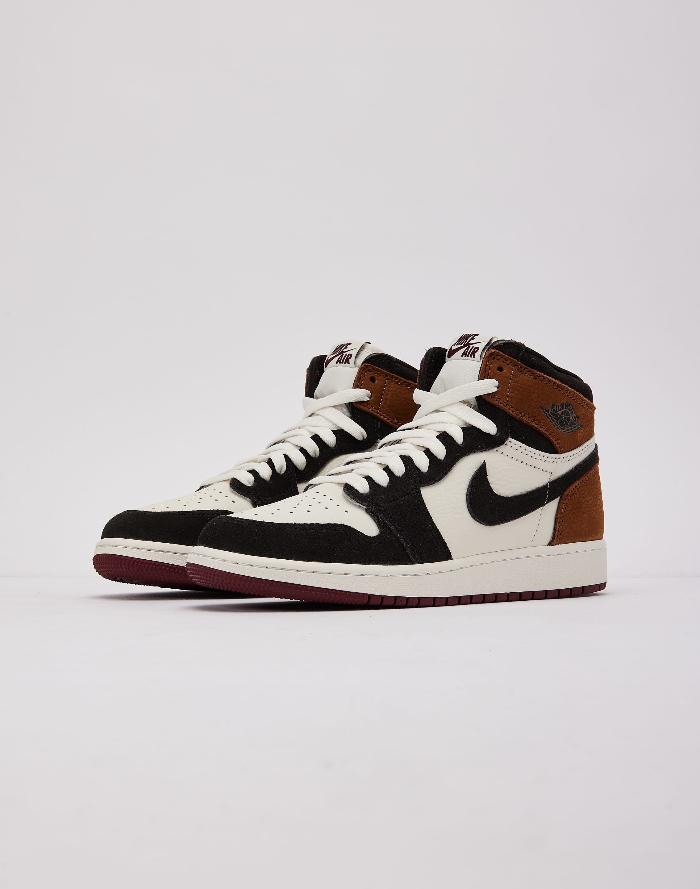 Photo of Jordan Air Jordan 1 Retro High OG 'Love Letter' Grade-School