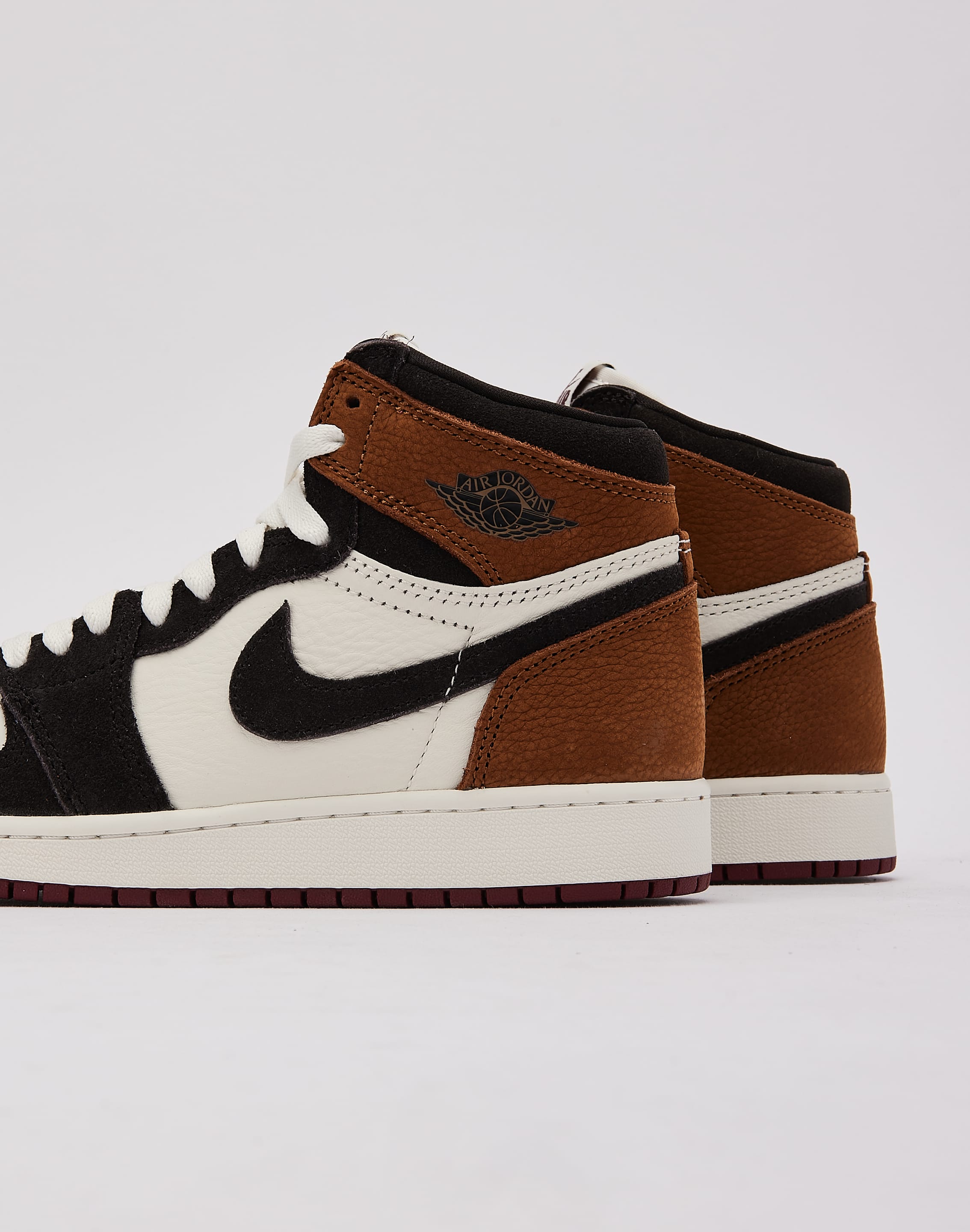 Photo of Jordan Air Jordan 1 Retro High OG 'Love Letter' Grade-School