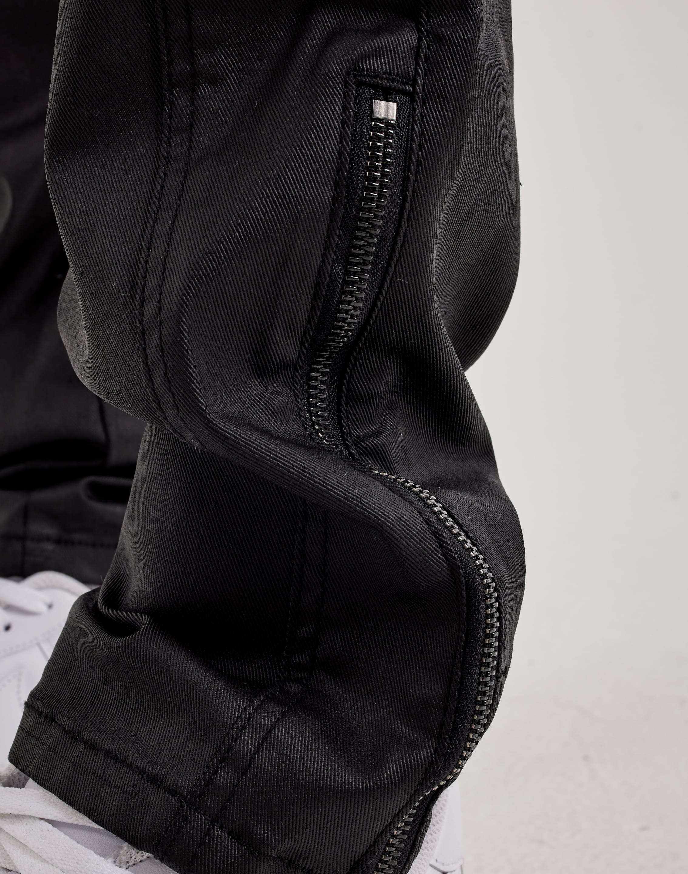 Kilogram Coated Geometric Cross Chain Jeans