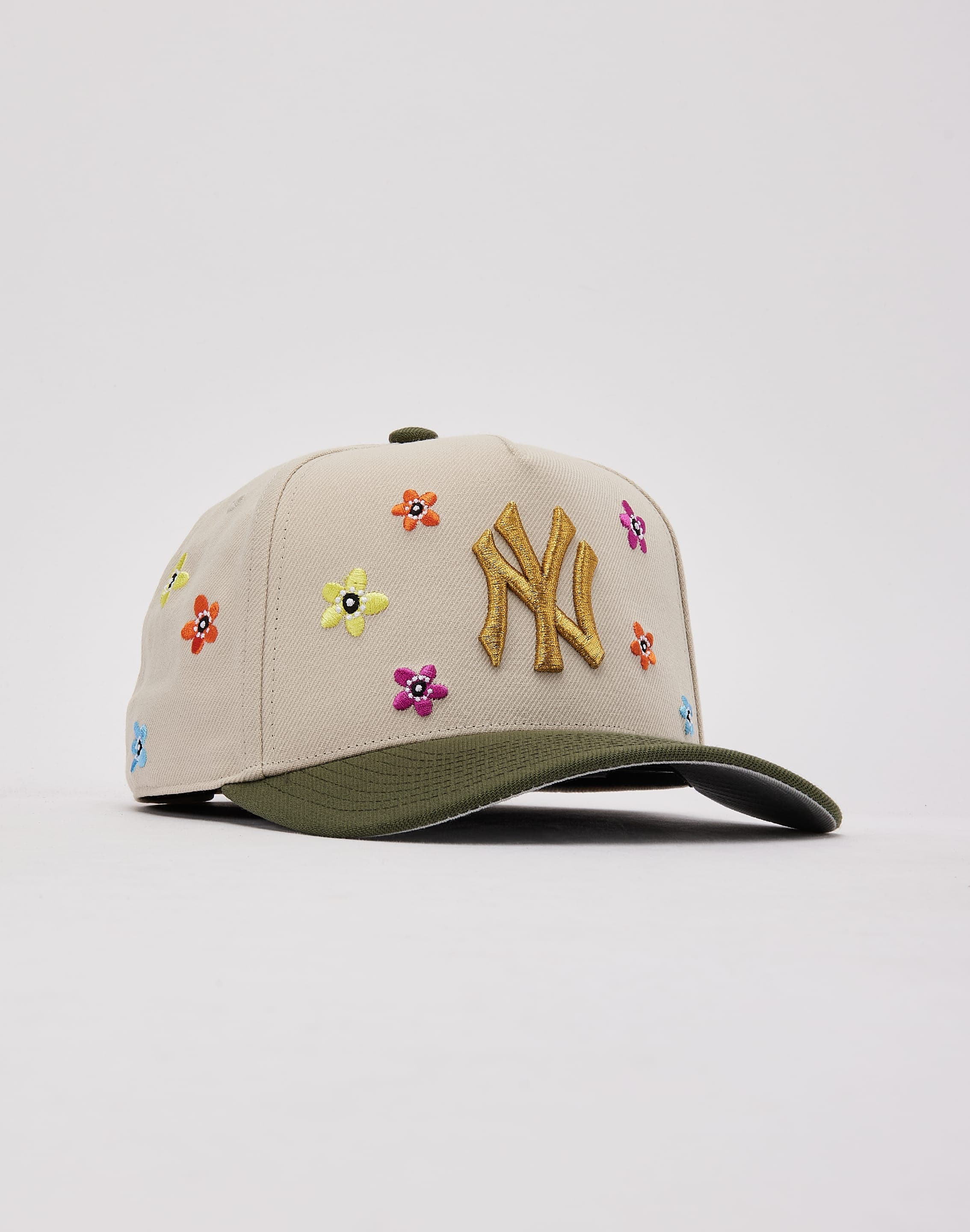 Photo of Mitchell & Ness MLB New York Yankees Flower Child Pro Pinch Snapback Hat