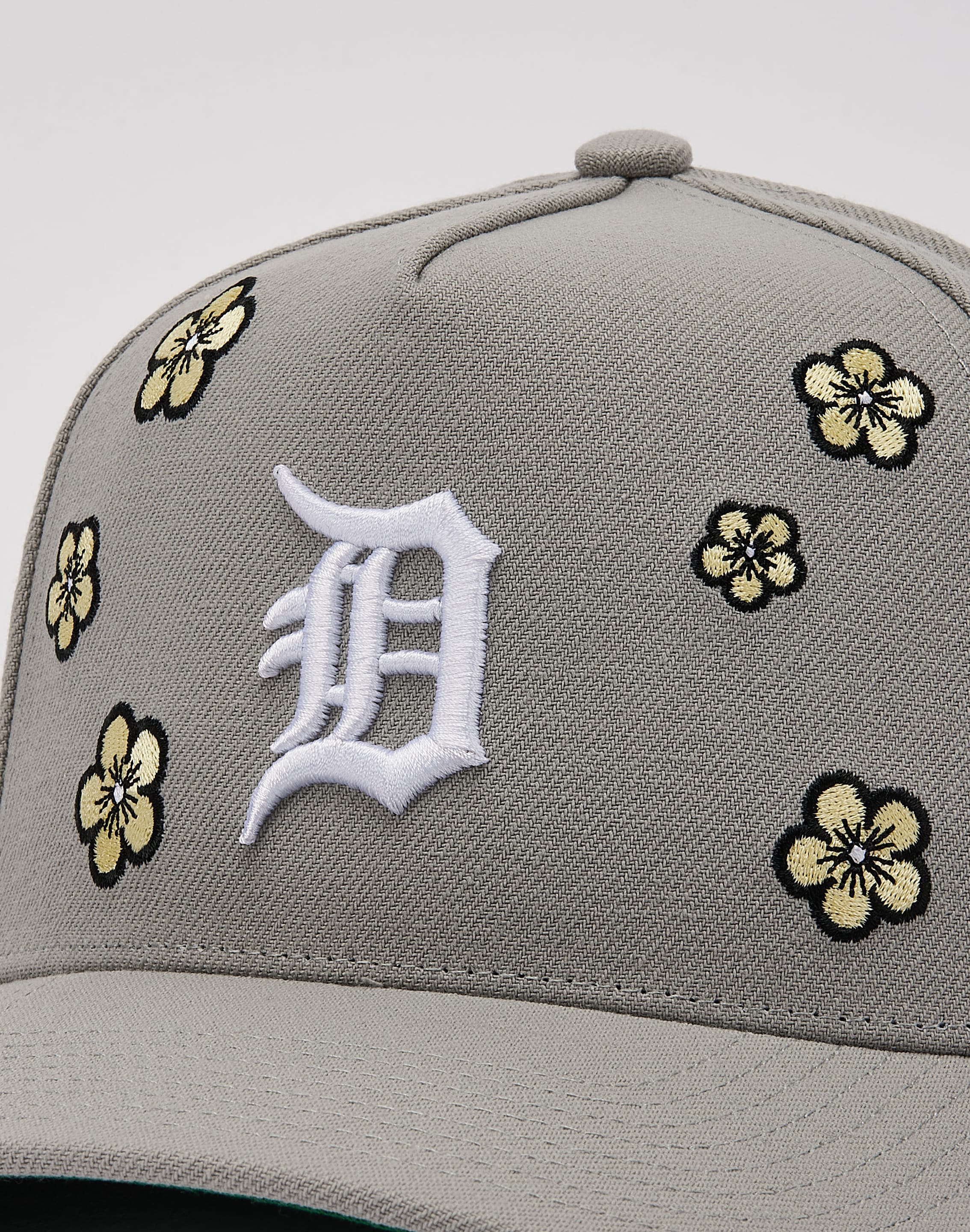 Photo of Mitchell & Ness MLB Detroit Tigers Flowers Pro Pinch Snapback Hat
