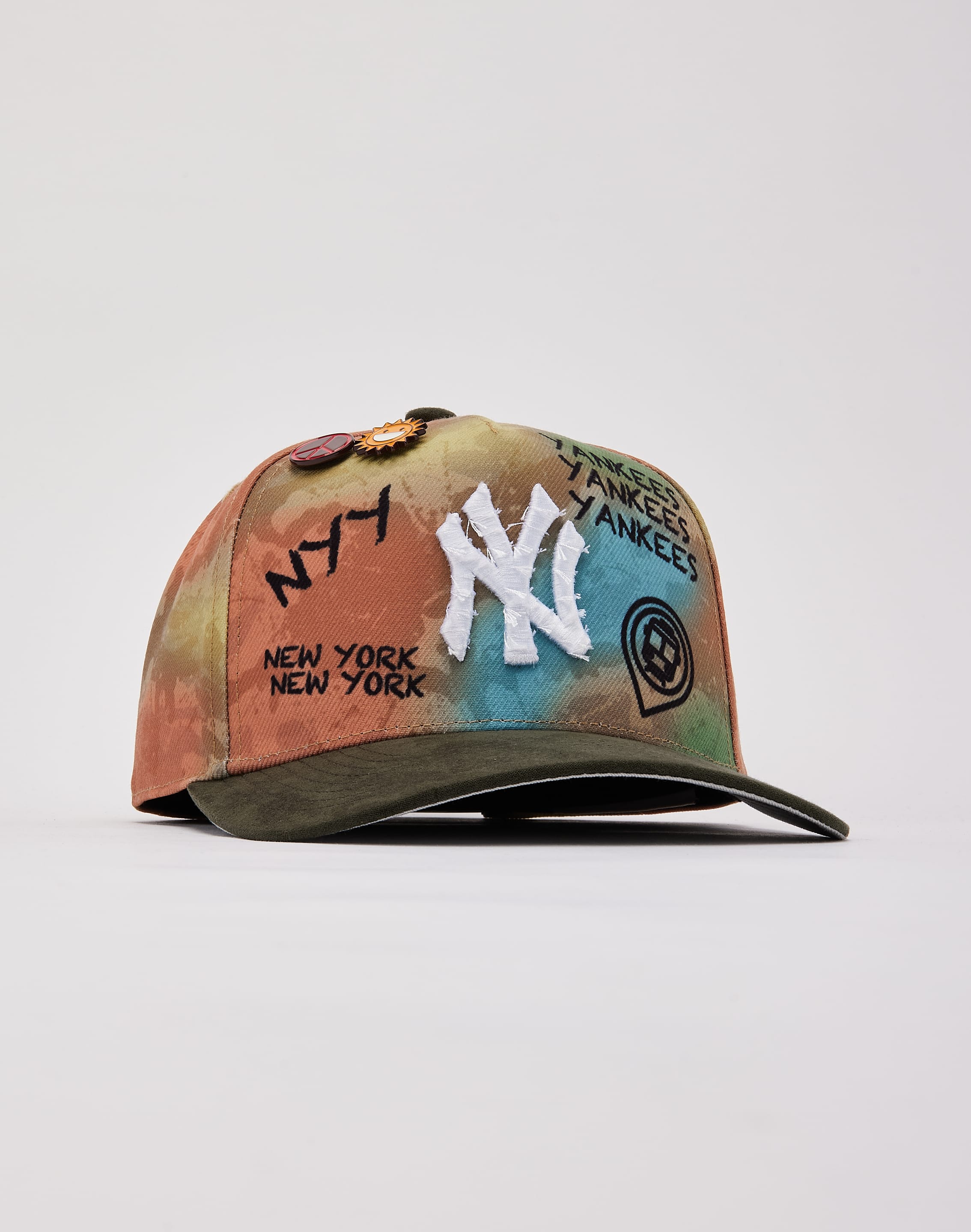 Photo of Mitchell & Ness MLB New York Yankees Grunge Pro Pinch Snapback Hat