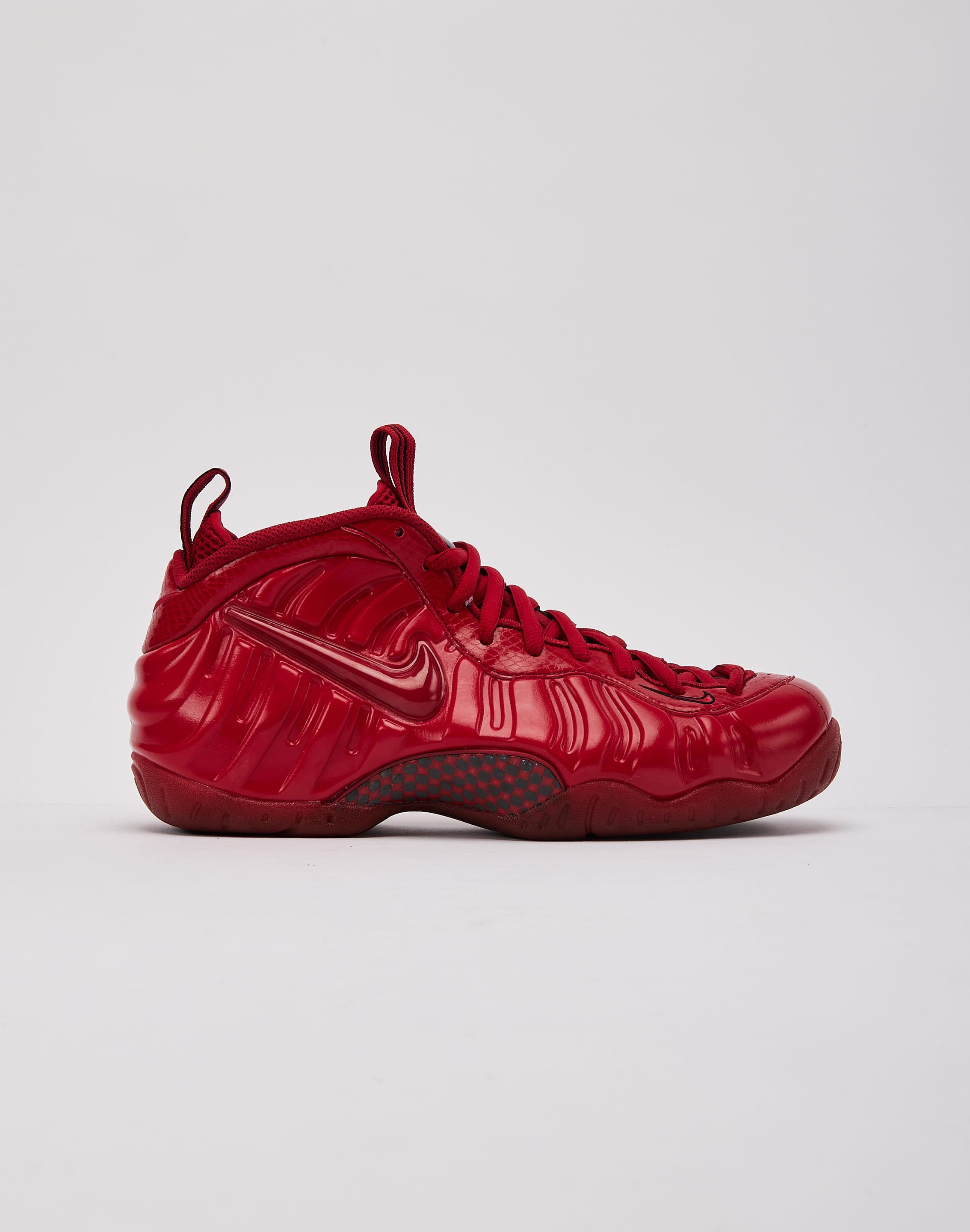 シューズ(男性用) Nike Air Foamposite Pro Red 26.5 Nike Air Foamposite Pro 'Gym Red' – DTLR