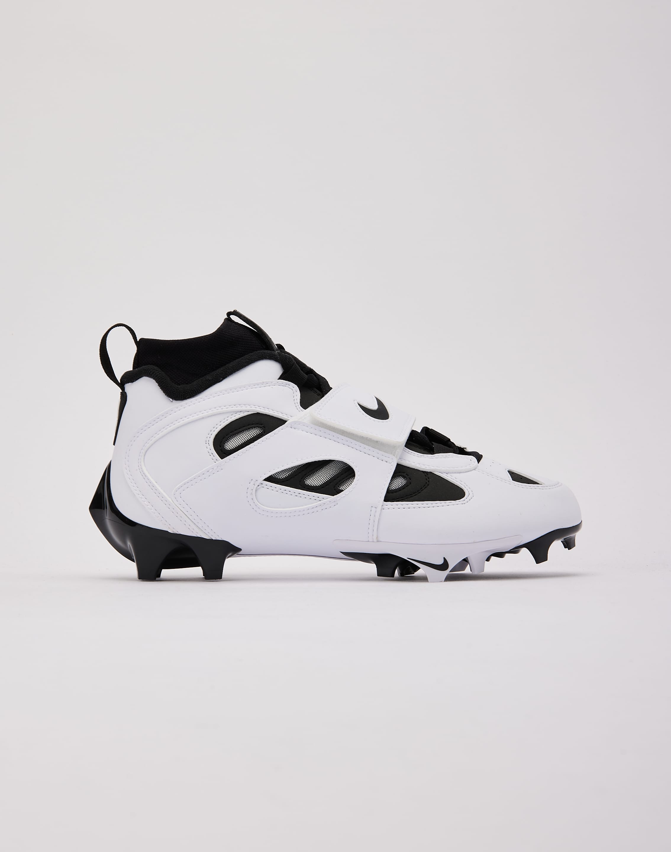 Photo of Nike Diamond Turf 2 Football Cleats
