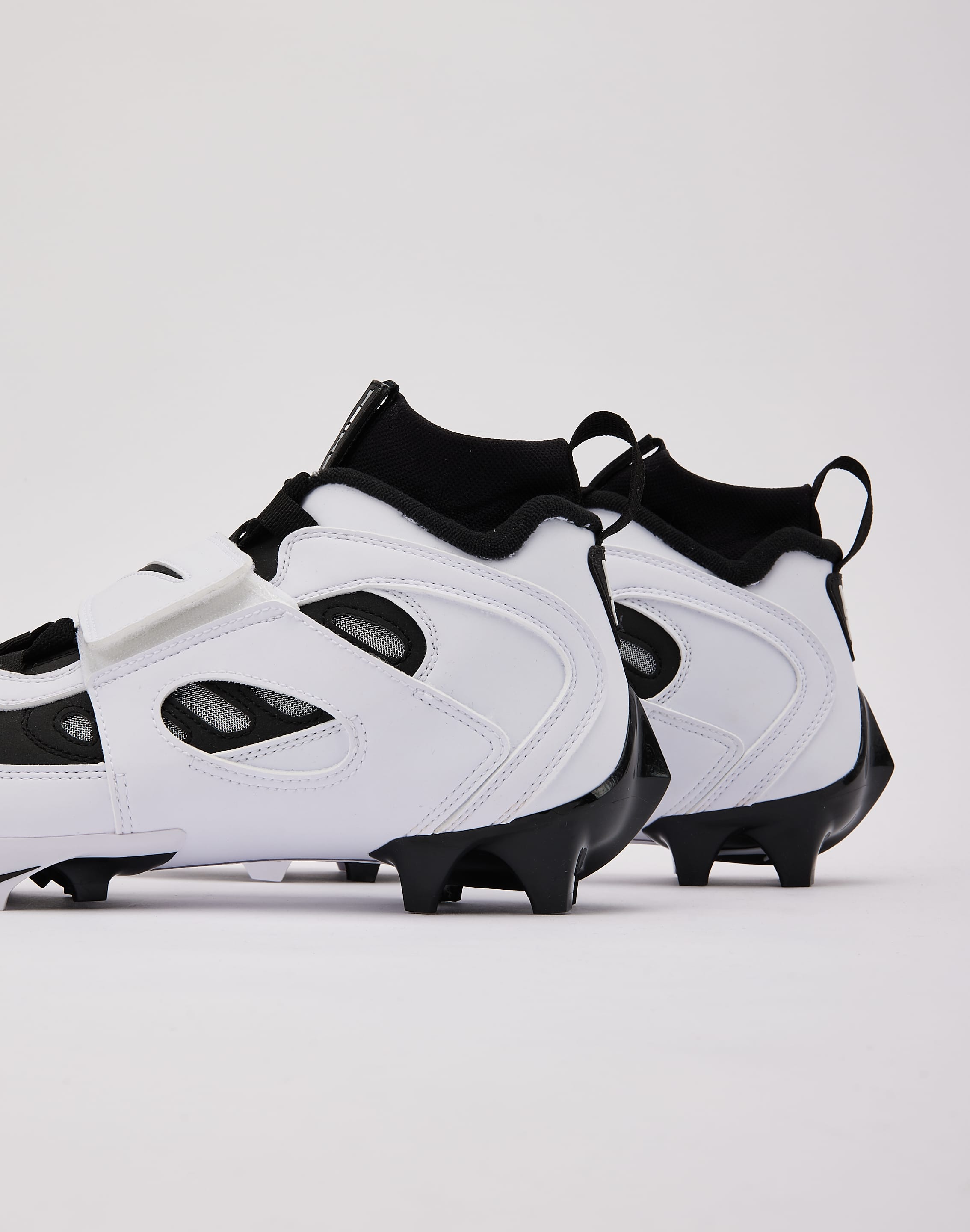 Photo of Nike Diamond Turf 2 Football Cleats