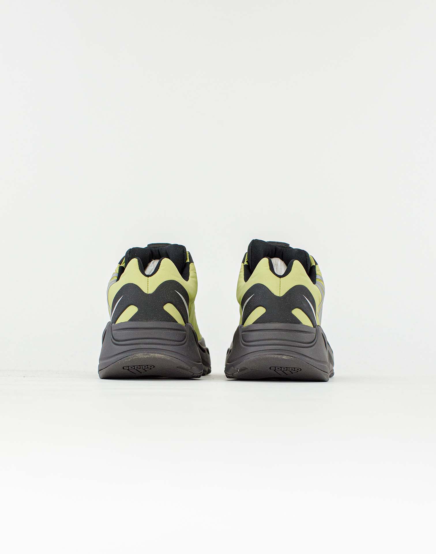 Adidas YEEZY 700 MNVN RESIN DTLR Adidas YEEZY 700 MNVN RESIN DTLR