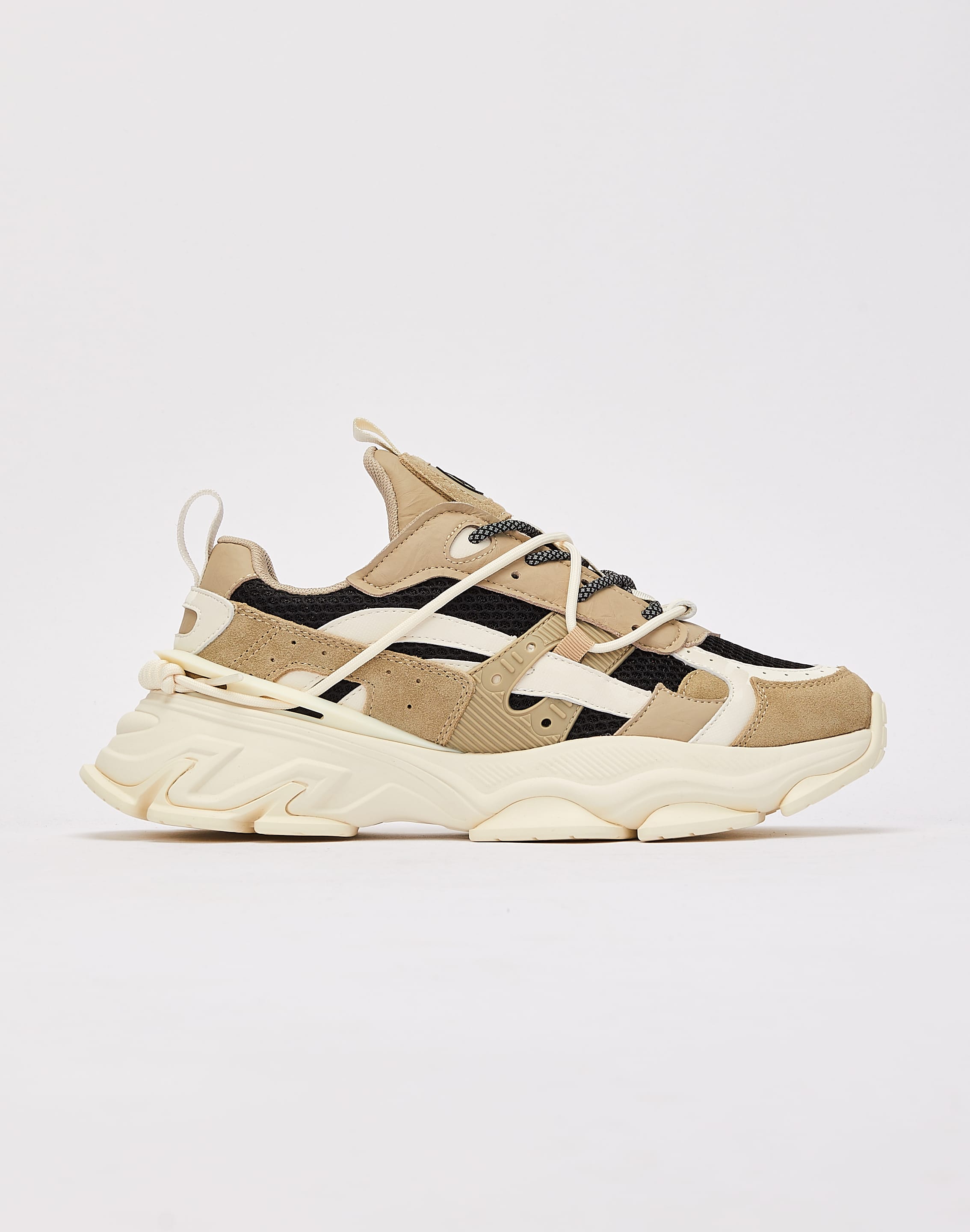 Javi Sneakers in Chic Outfits