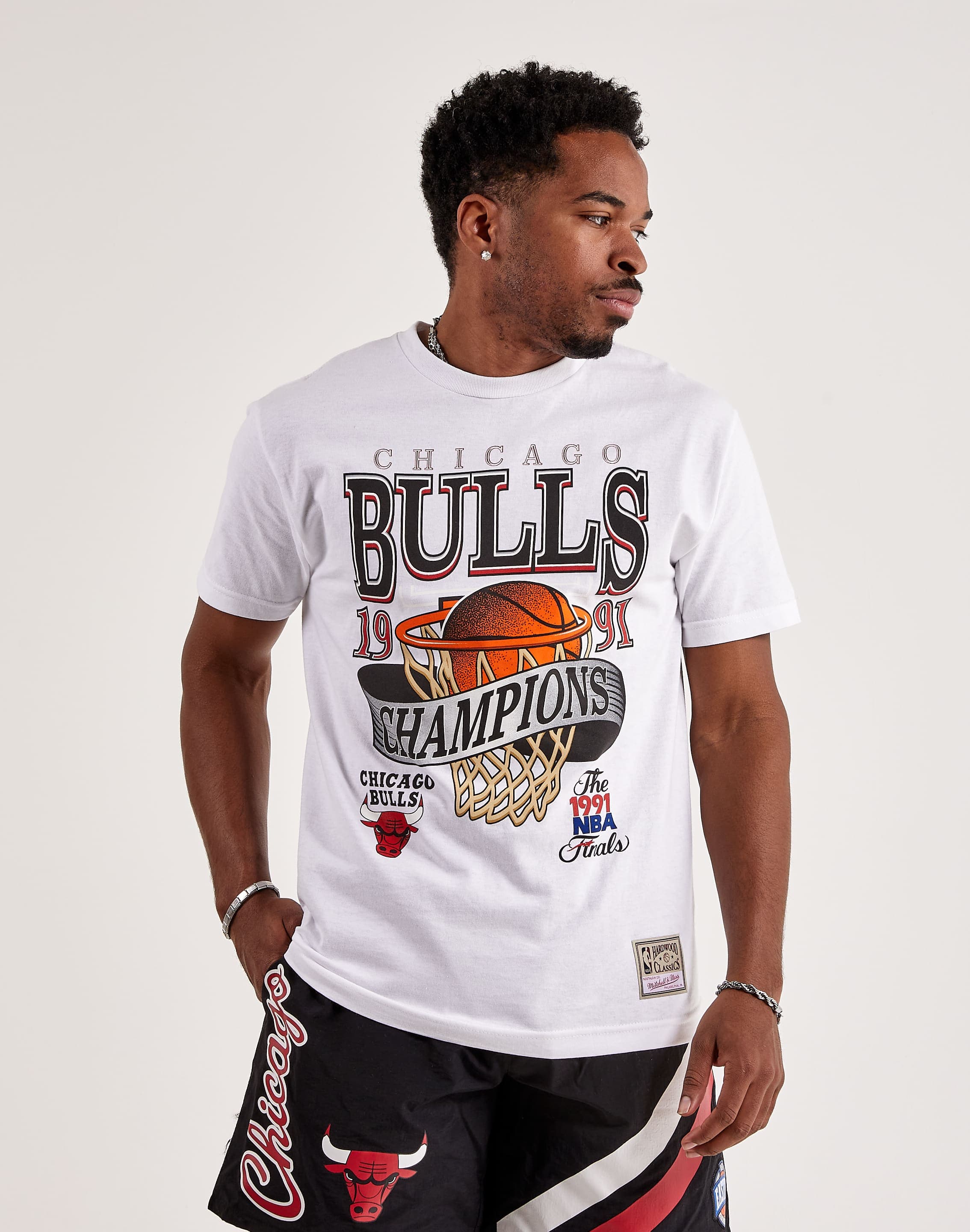 Mitchell & Ness Men's Chicago Bulls 5 Time T-Shirt in Black - Size Large