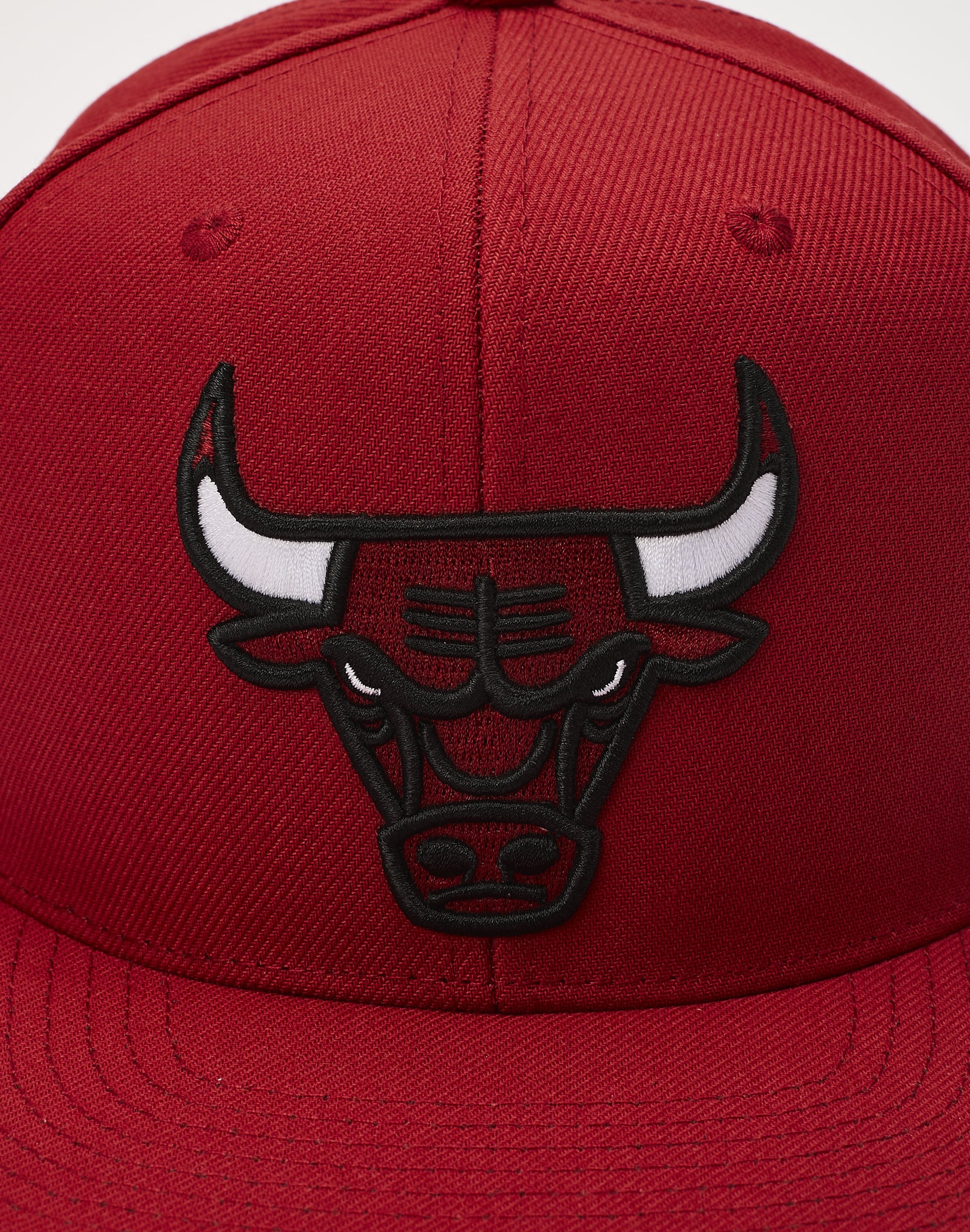 Mitchell & Ness Chicago Bulls Snapback Hat - Black/Red/Script/Satin -  Basketball Cap for Men : Clothing, Shoes & Jewelry 