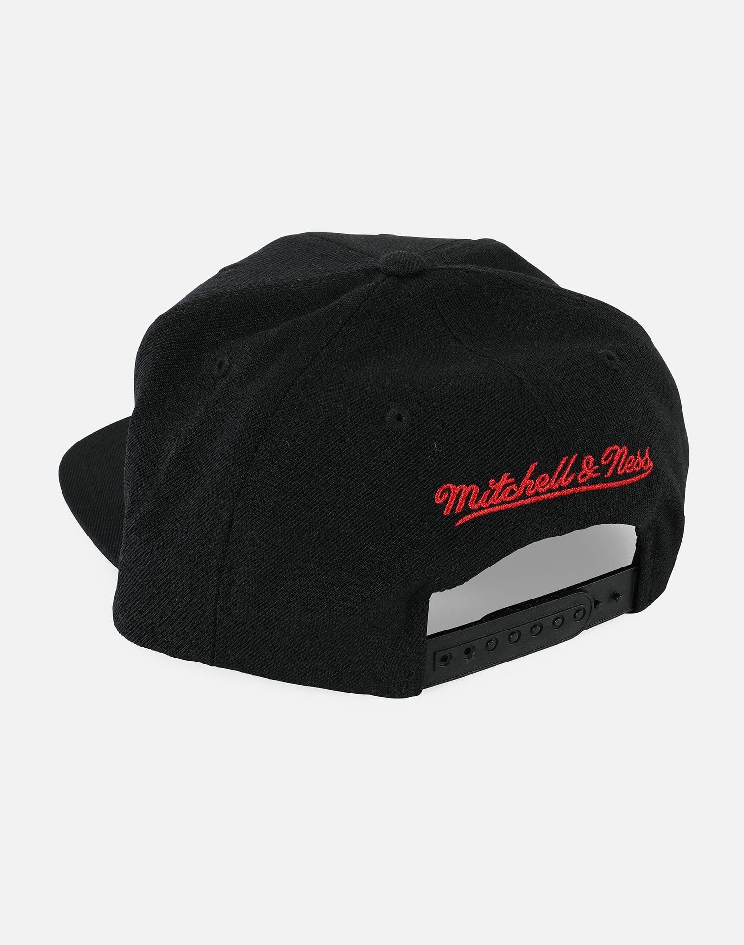 Mitchell and Ness Chicago Bulls Wool Solid Snapback