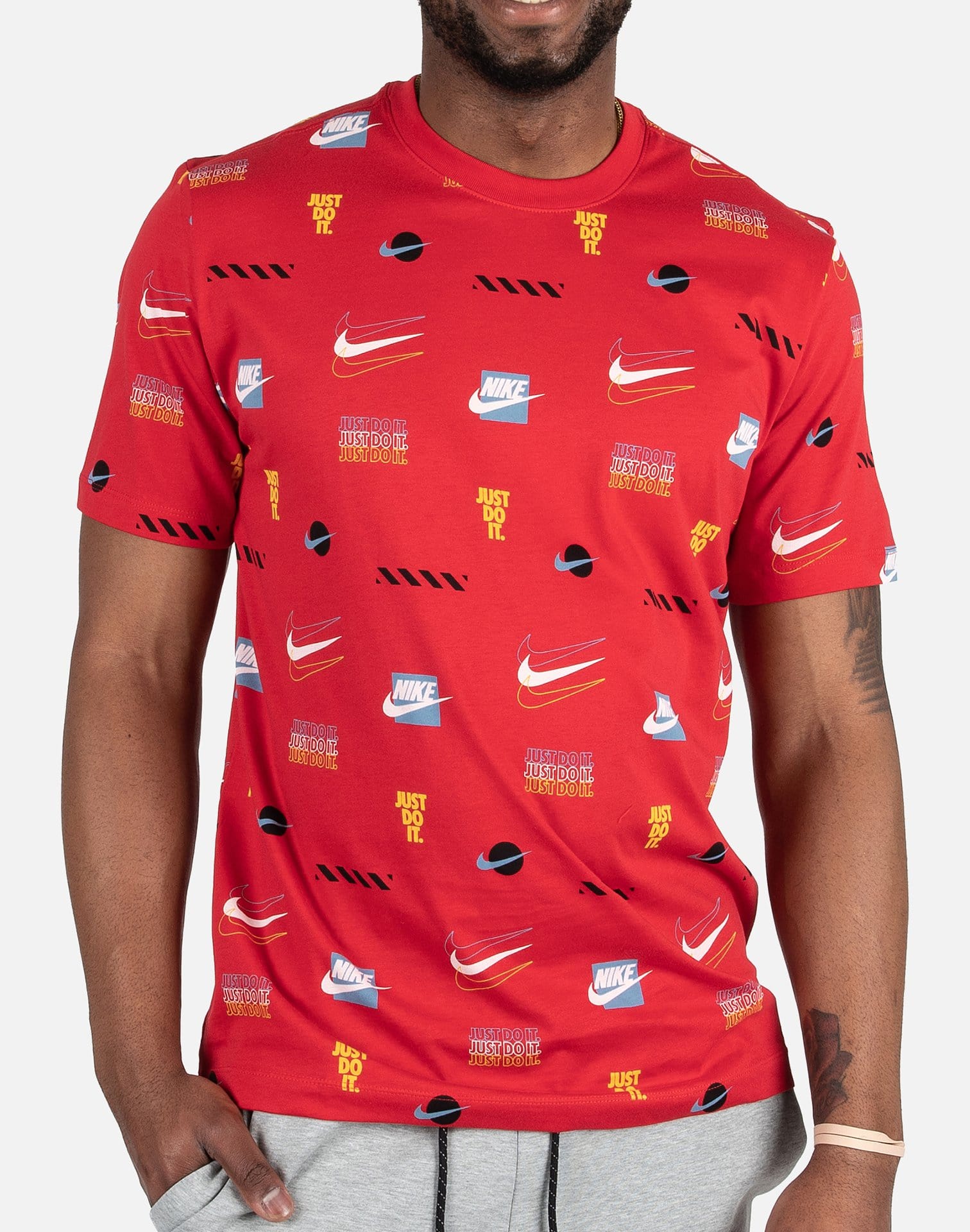 Nike NSW BRANDMARK AOP TEE – DTLR